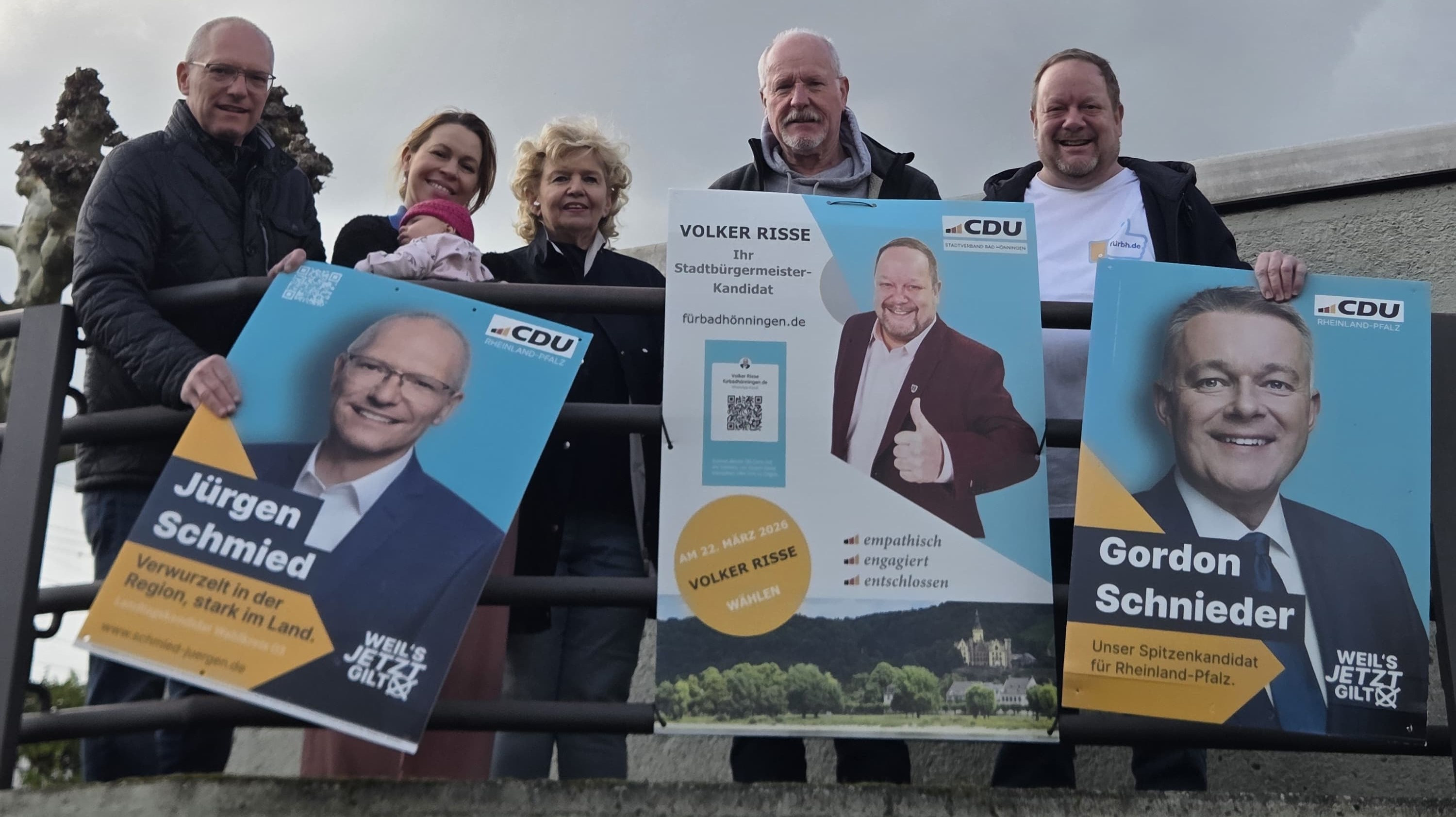 Plakate abhängen mit Jürgen Schmied MdL